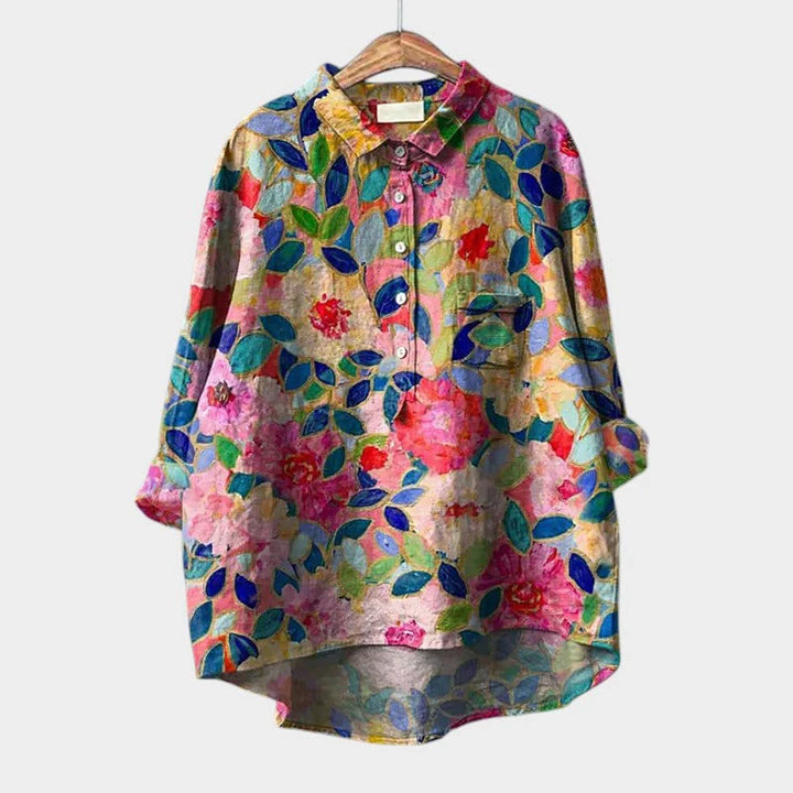 Sommerliche Eleganz – Luftige Bluse mit tropischem Print