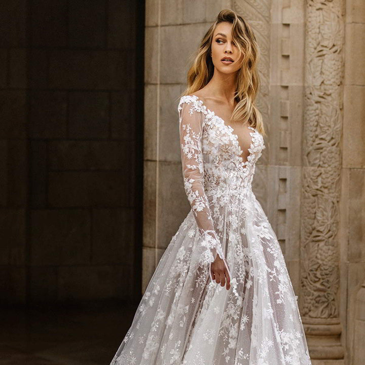 Damen Elegantes Tiefes V-Ausschnitt Hochzeitskleid Mit Floralen Spitzenapplikationen – Romantisches Brautkleid