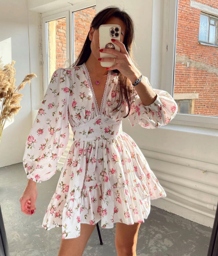 Mini-Kleid mit V-Ausschnitt, Blumenmuster und langen Puffärmeln – Stilvolles Partykleid