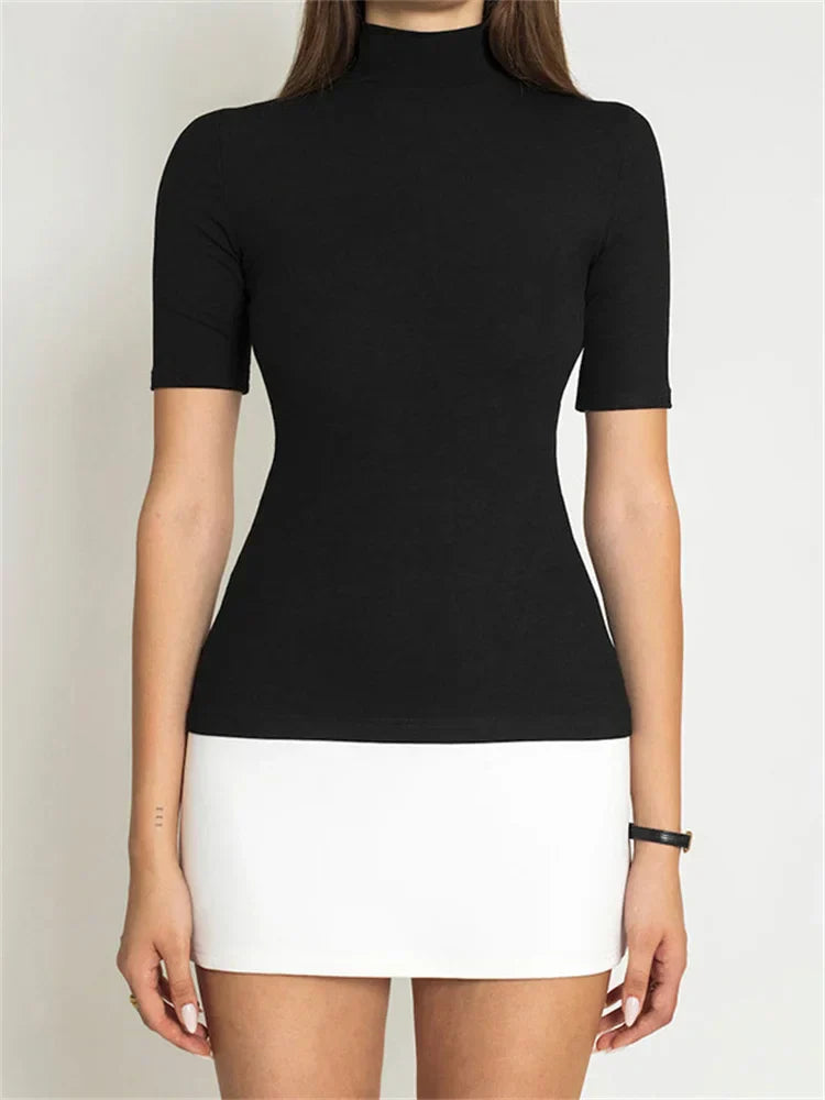 Figurbetontes Minikleid mit Rollkragen für Damen – Schwarzes und weißes, figurbetontes Partykleid