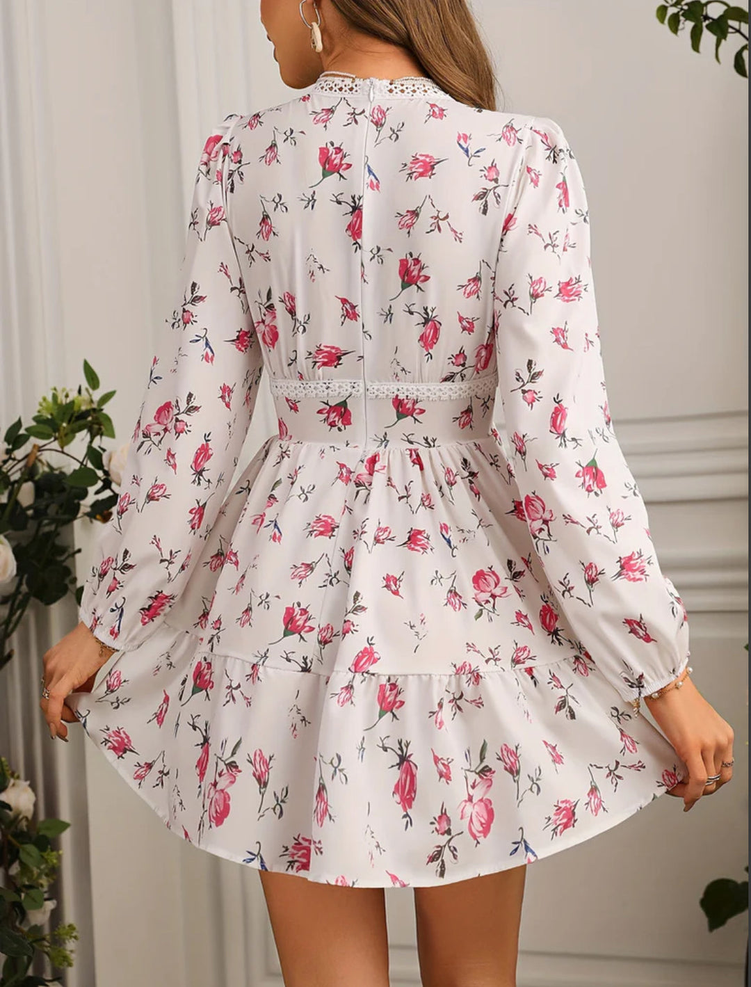 Mini-Kleid mit V-Ausschnitt, Blumenmuster und langen Puffärmeln – Stilvolles Partykleid