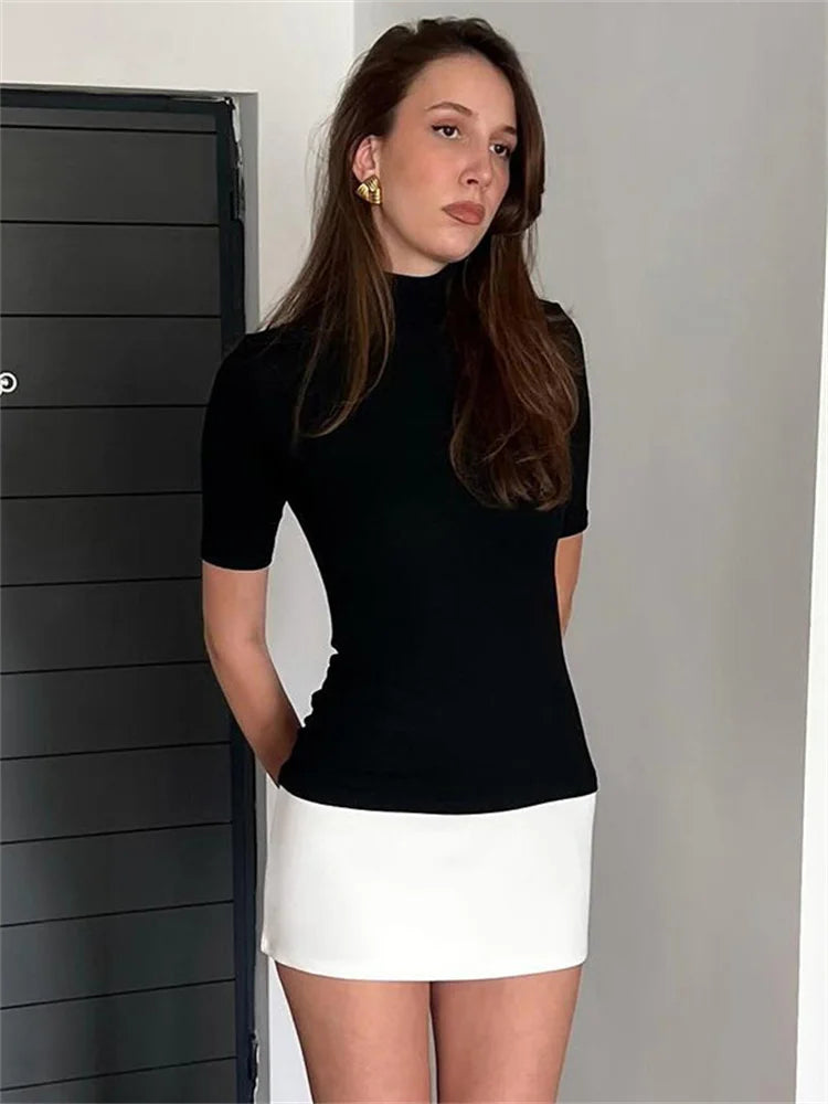 Figurbetontes Minikleid mit Rollkragen für Damen – Schwarzes und weißes, figurbetontes Partykleid