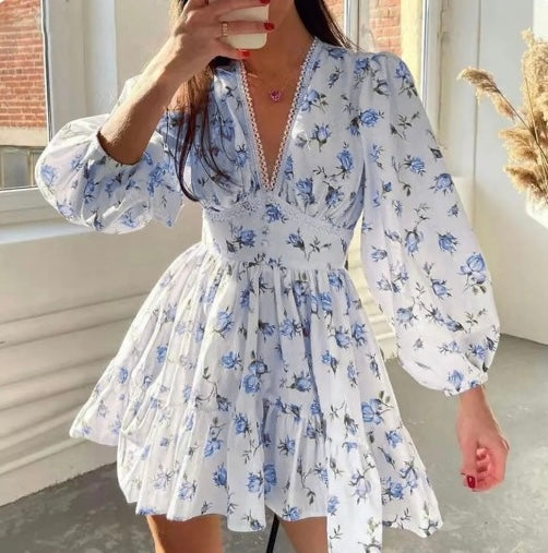 Mini-Kleid mit V-Ausschnitt, Blumenmuster und langen Puffärmeln – Stilvolles Partykleid