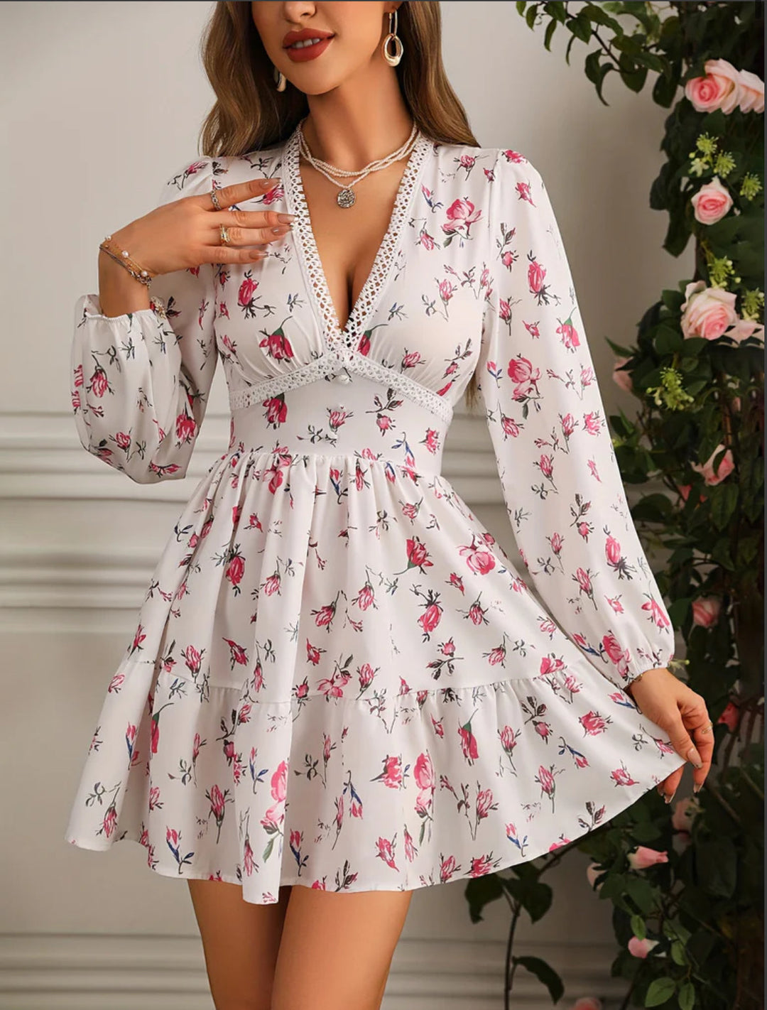Mini-Kleid mit V-Ausschnitt, Blumenmuster und langen Puffärmeln – Stilvolles Partykleid