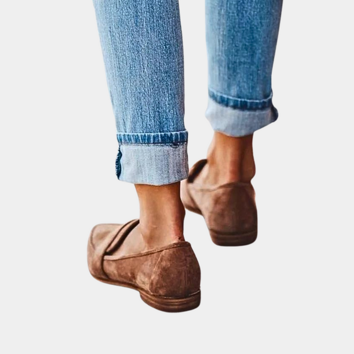 Damen Slipper aus Wildleder mit spitzer Zehenpartie und flachem Absatz