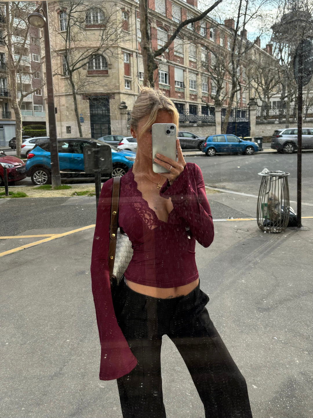 Elegante, figurbetonte Damenbluse mit V-Ausschnitt und Spitzenbesatz – Elegante, taillierte Bluse