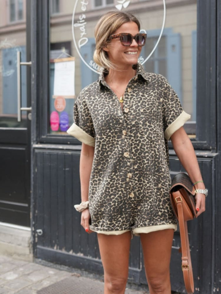 Damen-Overall mit Animalprint und Knopfdetail