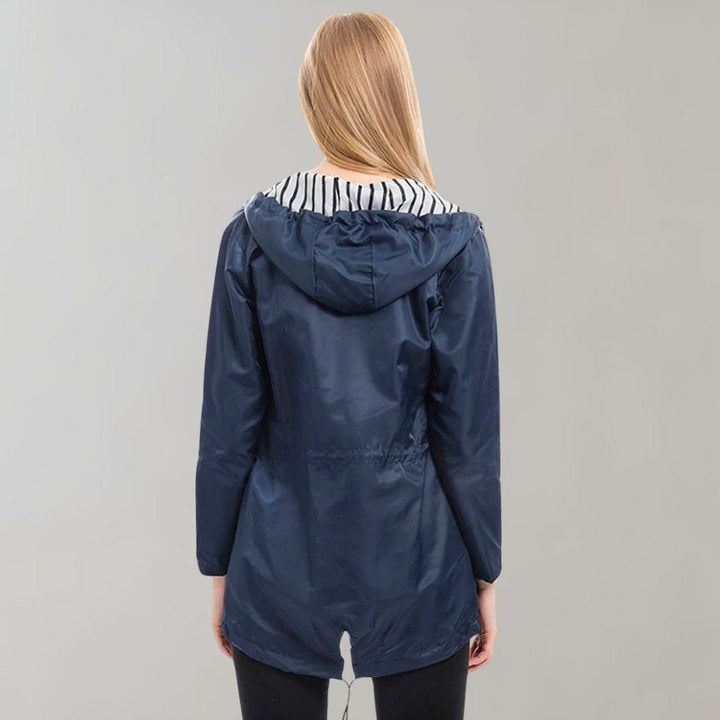 Damen Lange Regenjacke mit Kapuze – Stilvoll und Funktional bei jedem Wetter 3