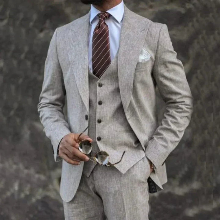 Luxuriöser Herrenanzug, 3-teilig – Blazer, Weste und Hose. Eleganter, formeller und maßgeschneiderter Stil
