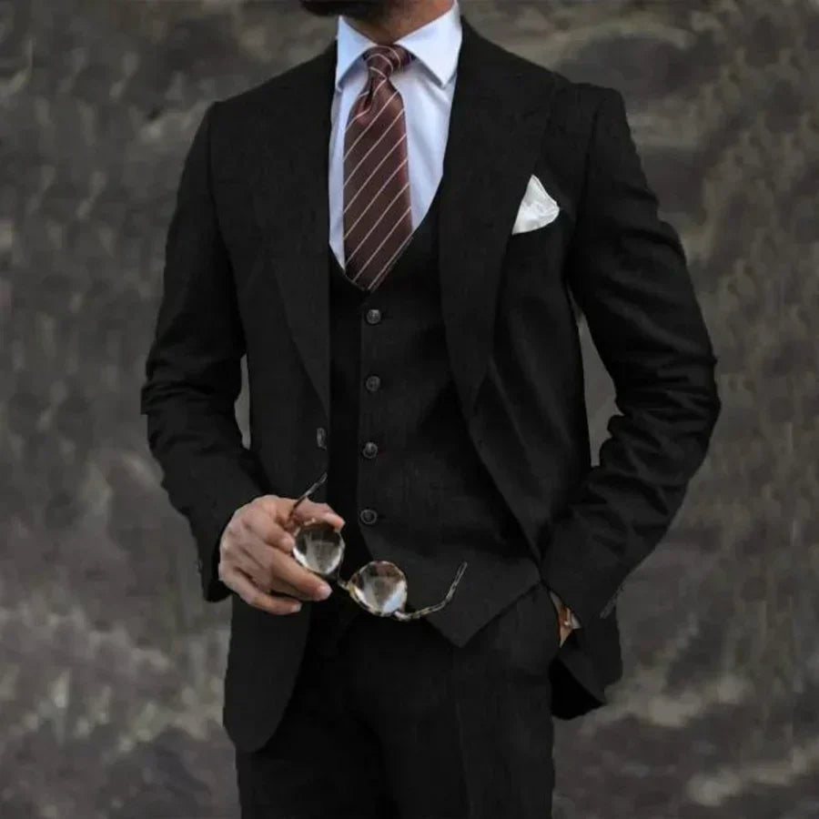 Luxuriöser Herrenanzug, 3-teilig – Blazer, Weste und Hose. Eleganter, formeller und maßgeschneiderter Stil