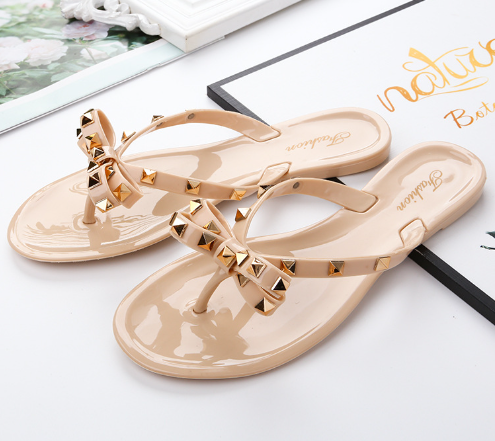 Flip-Flop-Sandalen mit Schleifen und Nieten 3