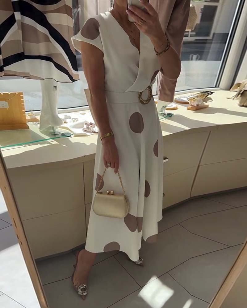 Gepunktetes, tailliertes Kleid mit V-Ausschnitt