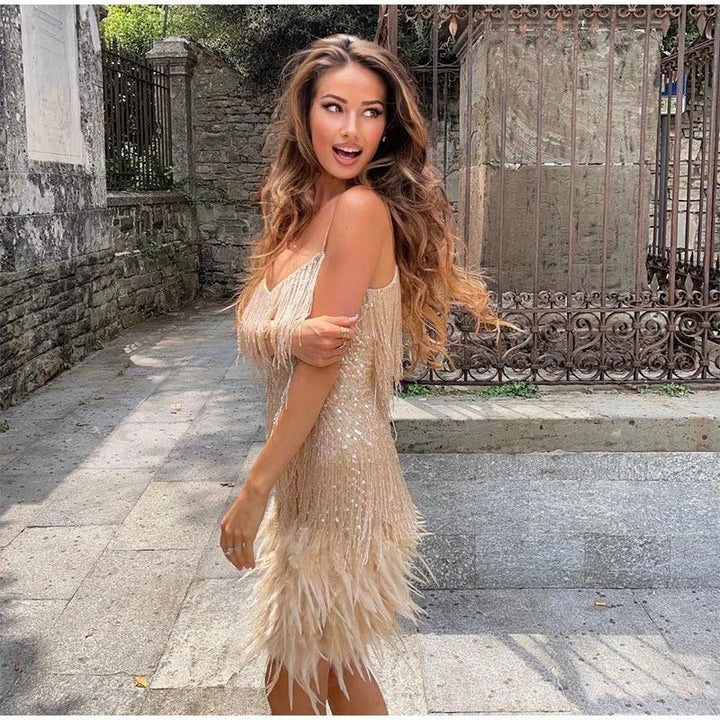 Glamouröses Damenkleid mit Pailletten und Federn: Strahlender Look für Hochzeiten 4