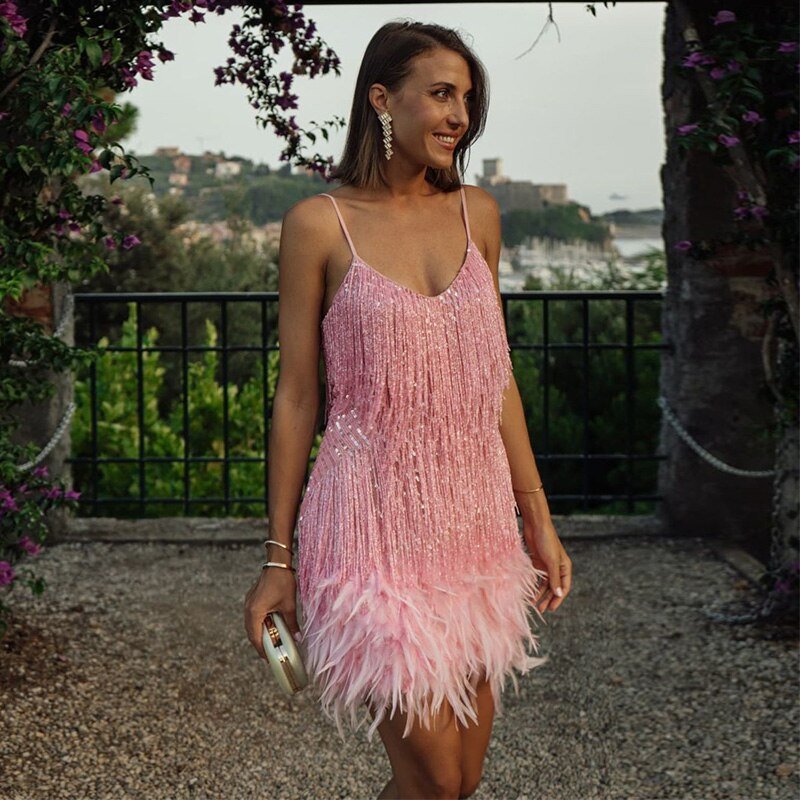 Glamouröses Damenkleid mit Pailletten und Federn: Strahlender Look für Hochzeiten 6