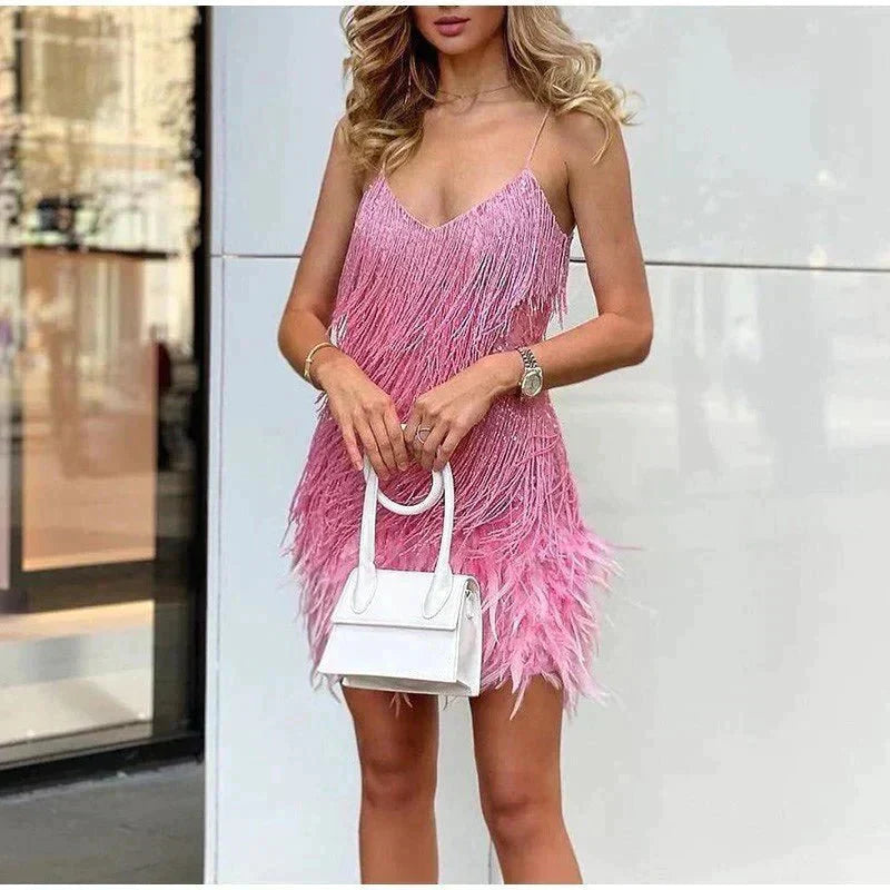 Glamouröses Damenkleid mit Pailletten und Federn: Strahlender Look für Hochzeiten 7