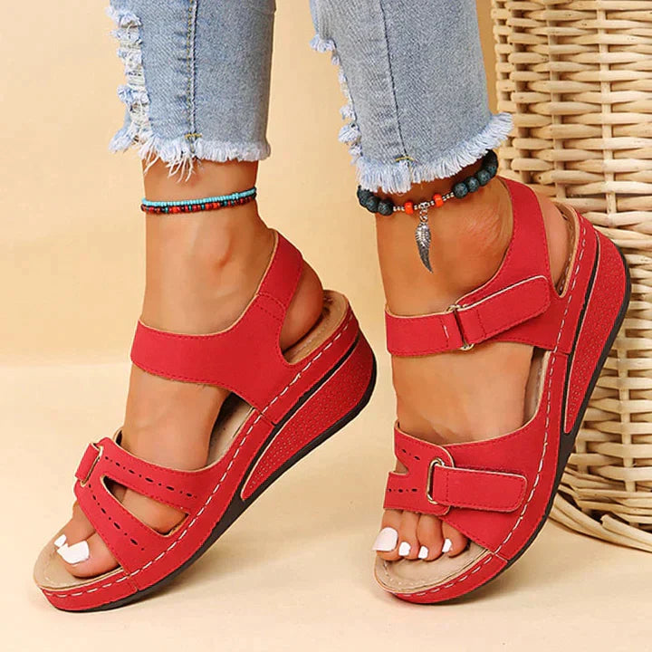 Heidi - Bequeme orthopädische Sandalen mit Keilabsatz 1