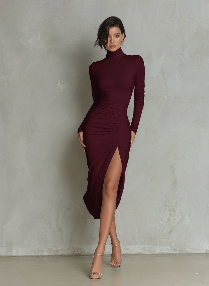Figurbetontes weißes Midikleid mit Raffungen