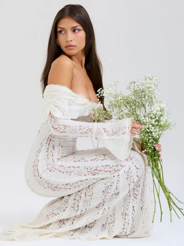 Elegantes, schulterfreies Maxikleid aus Spitze mit fließender Silhouette – Elegantes Abendkleid mit langen Ärmeln