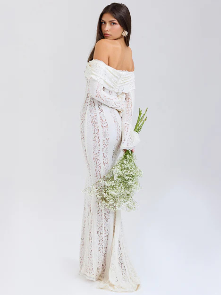 Elegantes, schulterfreies Maxikleid aus Spitze mit fließender Silhouette – Elegantes Abendkleid mit langen Ärmeln