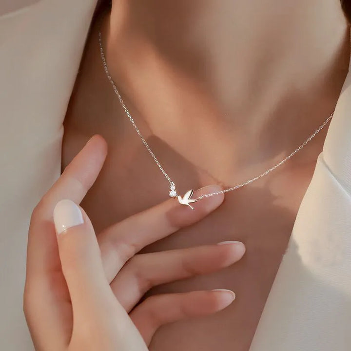 Silberne Tauben-Halskette für Damen – Elegantes Schmuckstück mit Friedensvogel-Anhänger