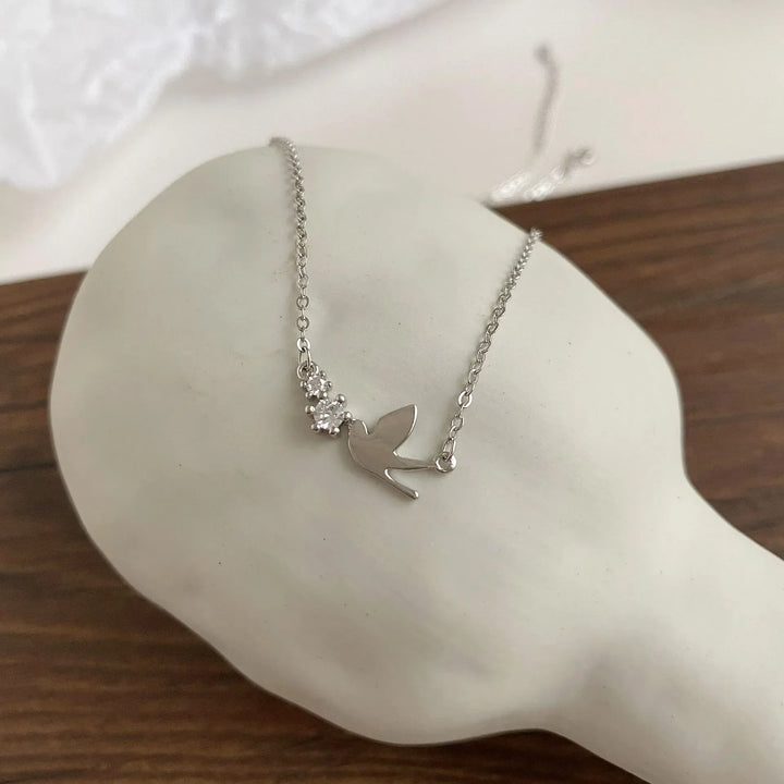 Silberne Tauben-Halskette für Damen – Elegantes Schmuckstück mit Friedensvogel-Anhänger