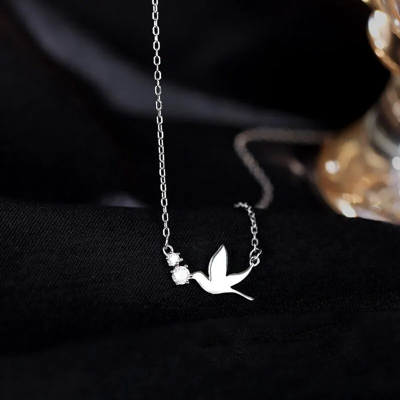 Silberne Tauben-Halskette für Damen – Elegantes Schmuckstück mit Friedensvogel-Anhänger