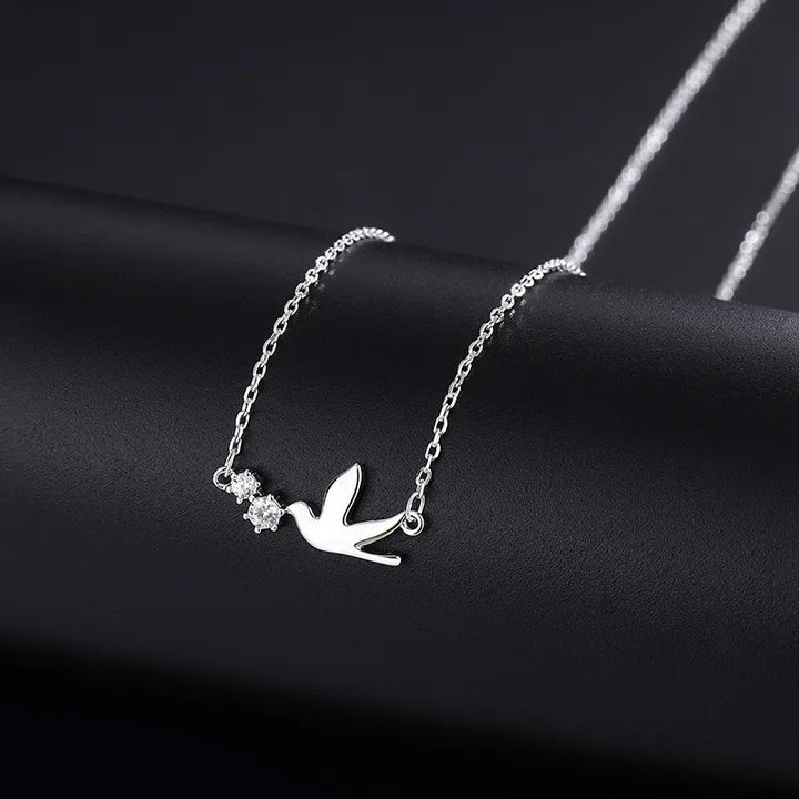 Silberne Tauben-Halskette für Damen – Elegantes Schmuckstück mit Friedensvogel-Anhänger