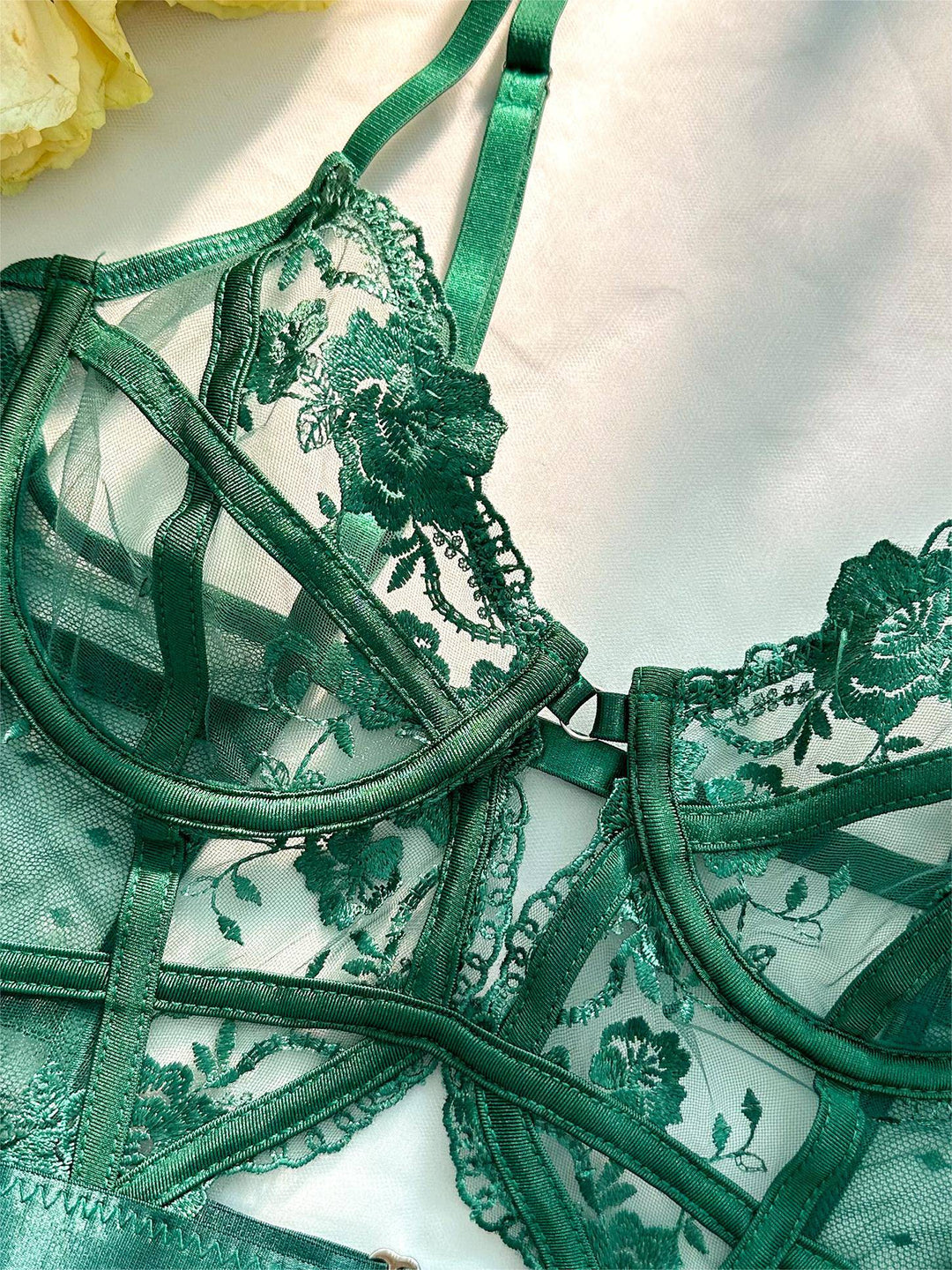 Grüne Spitzen-Body-Lingerie mit Bügel