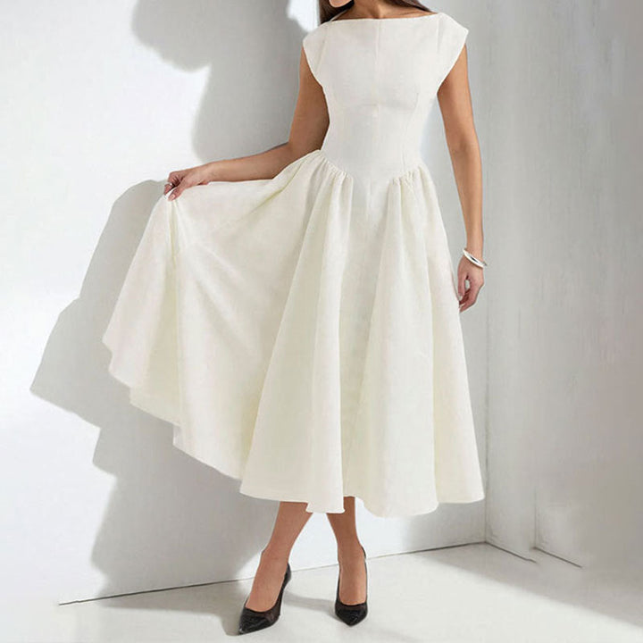 Elegantes ärmelloses Cocktailkleid mit hohem Kragen und Raffungen