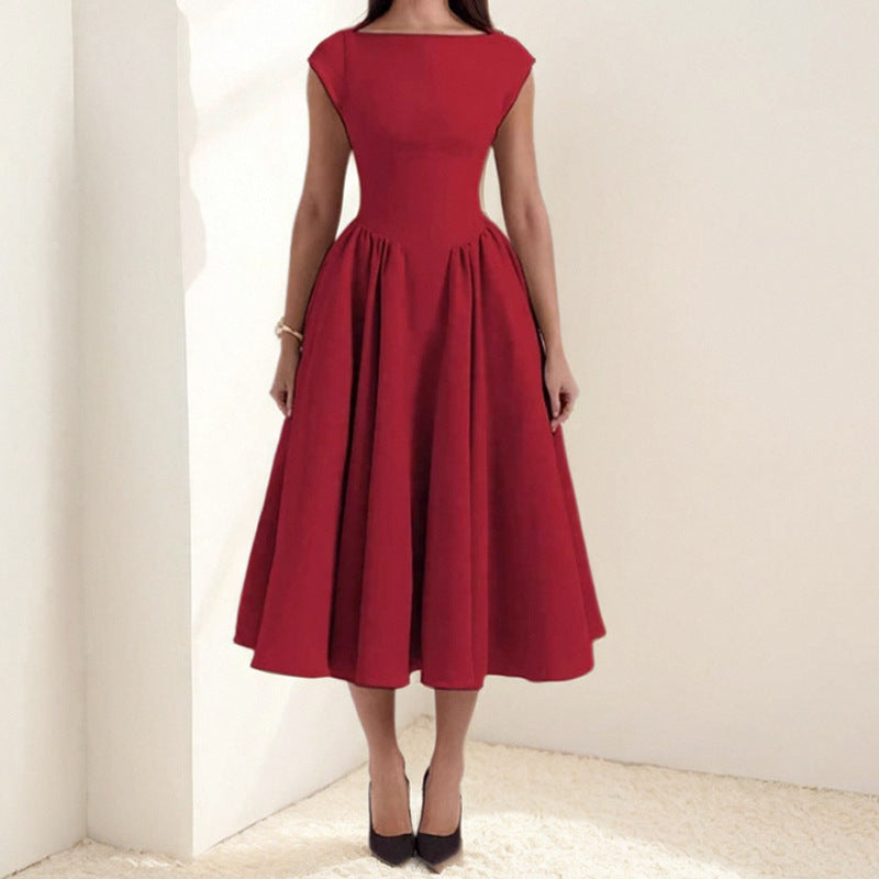 Elegantes ärmelloses Cocktailkleid mit hohem Kragen und Raffungen