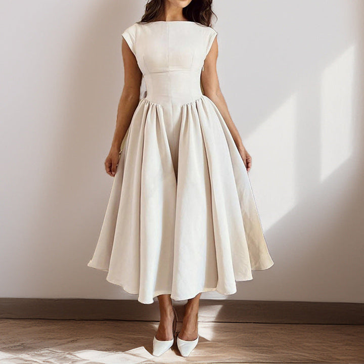 Elegantes ärmelloses Cocktailkleid mit hohem Kragen und Raffungen