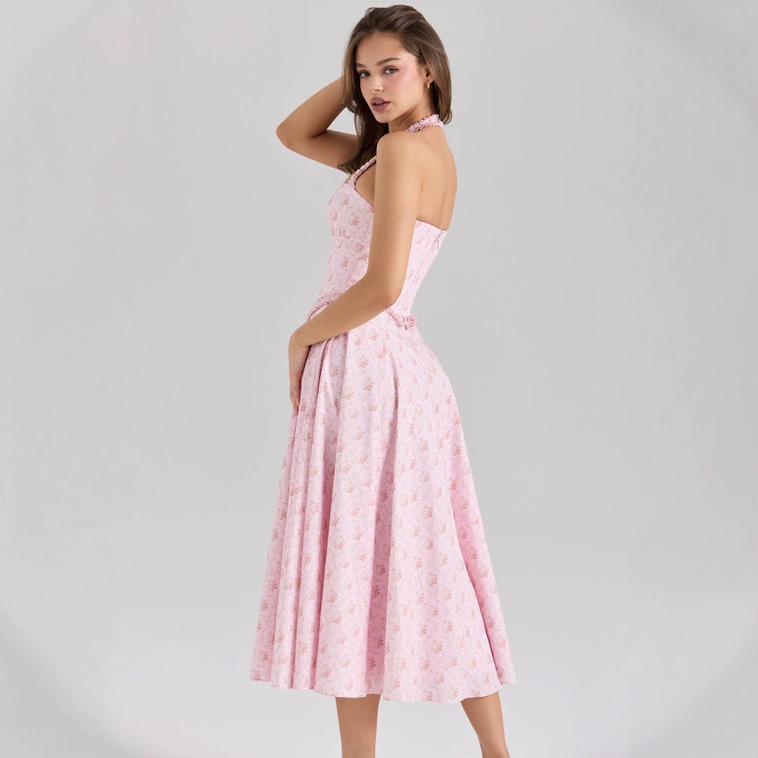 Elegantes, romantisches Brautkleid mit geschwungenem Ausschnitt und floralem Muster