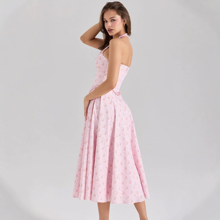 Elegantes, romantisches Brautkleid mit geschwungenem Ausschnitt und floralem Muster