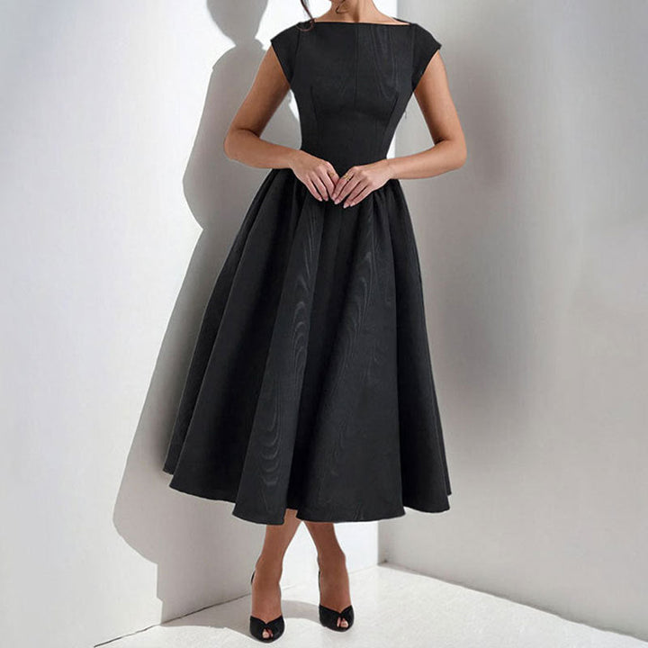 Elegantes ärmelloses Cocktailkleid mit hohem Kragen und Raffungen
