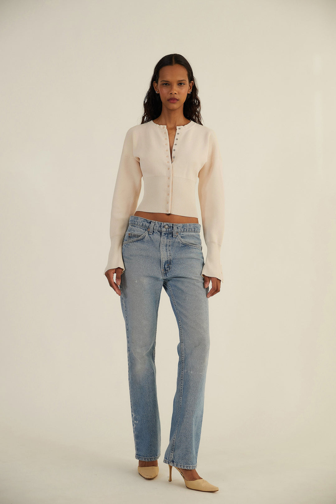 Gerippter, kurzer Damen-Cardigan mit Knöpfen – Figurbetontes Langarm-Strickoberteil