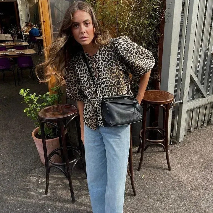 Damenbluse mit Leopardenmuster, Cut-outs und Puffärmeln