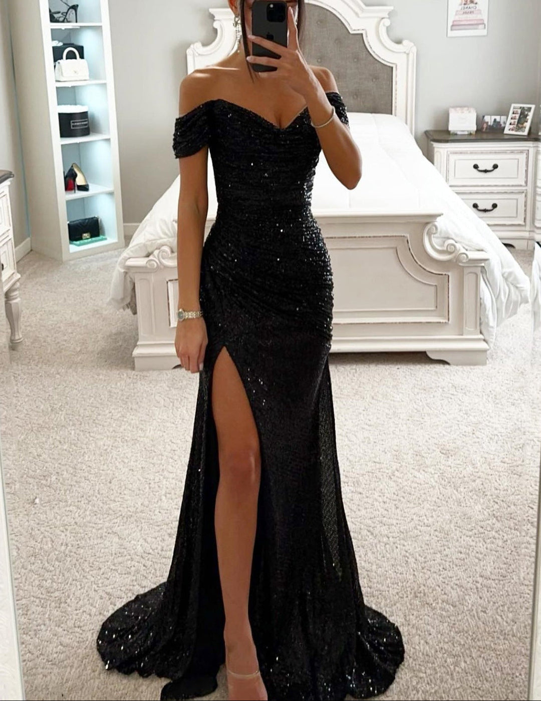 Schulterfreies Maxikleid mit Pailletten: Glamour für besondere Anlässe 4