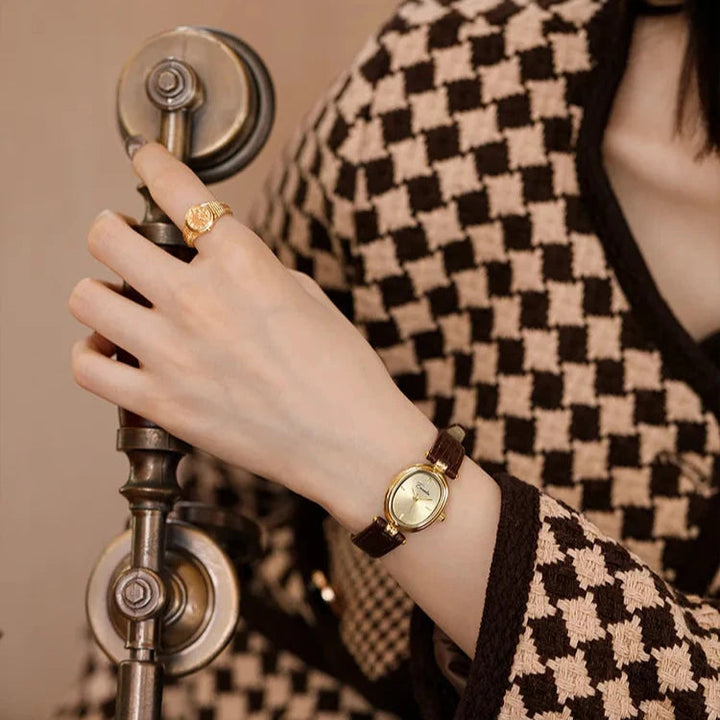Damen Armbanduhr Mit Goldenem Zifferblatt – Lederarmband Elegant