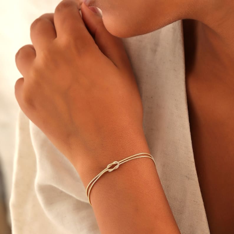 Damen Stilvolles Liebesknoten Armband In Elegantem Design – Zeitloser Schmuck