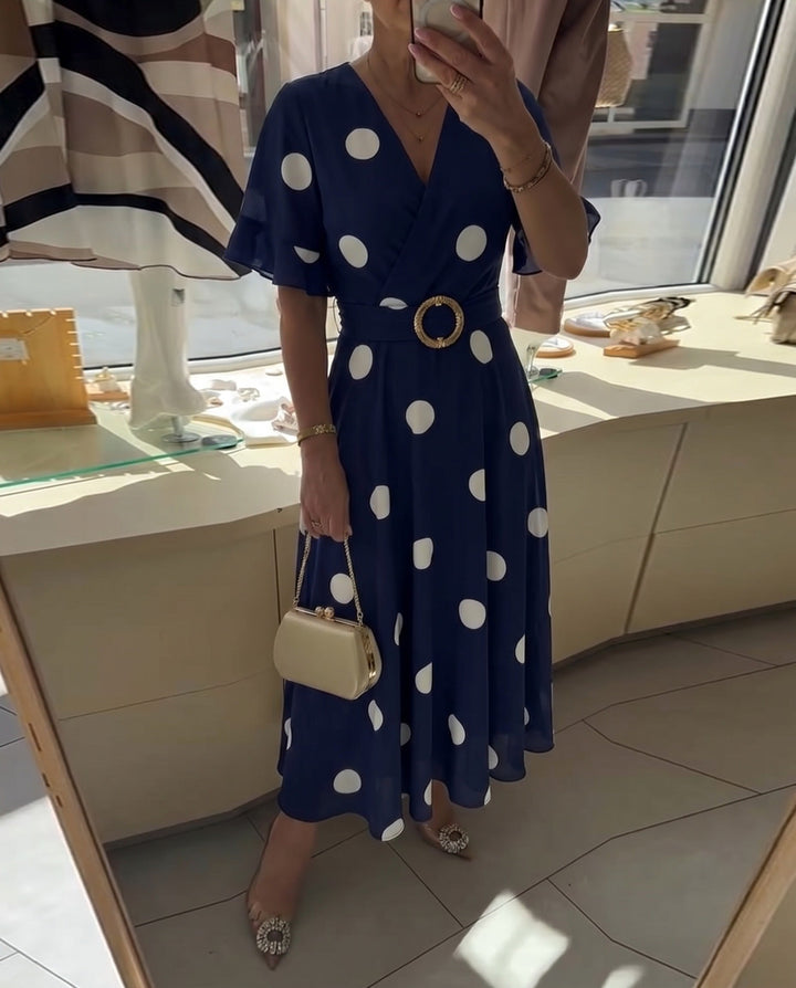 Gepunktetes, tailliertes Kleid mit V-Ausschnitt