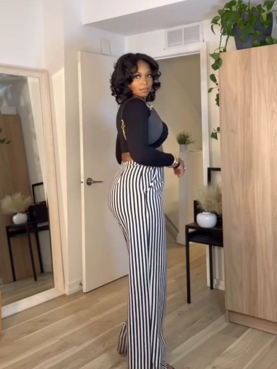 Damenhose mit Streifenmuster, hohem Bund und geradem Bein – Lässige Hose mit Taschen