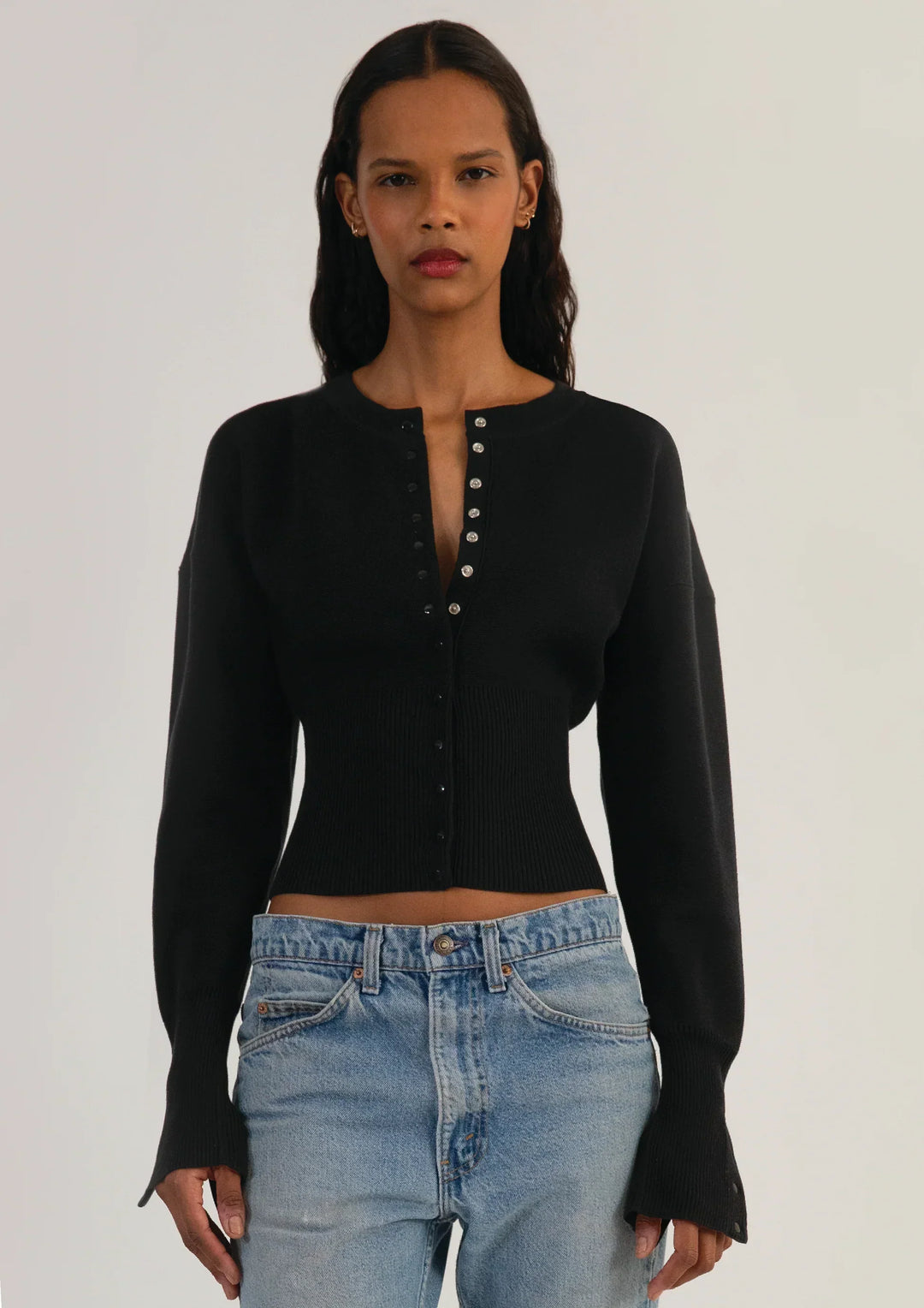 Gerippter, kurzer Damen-Cardigan mit Knöpfen – Figurbetontes Langarm-Strickoberteil