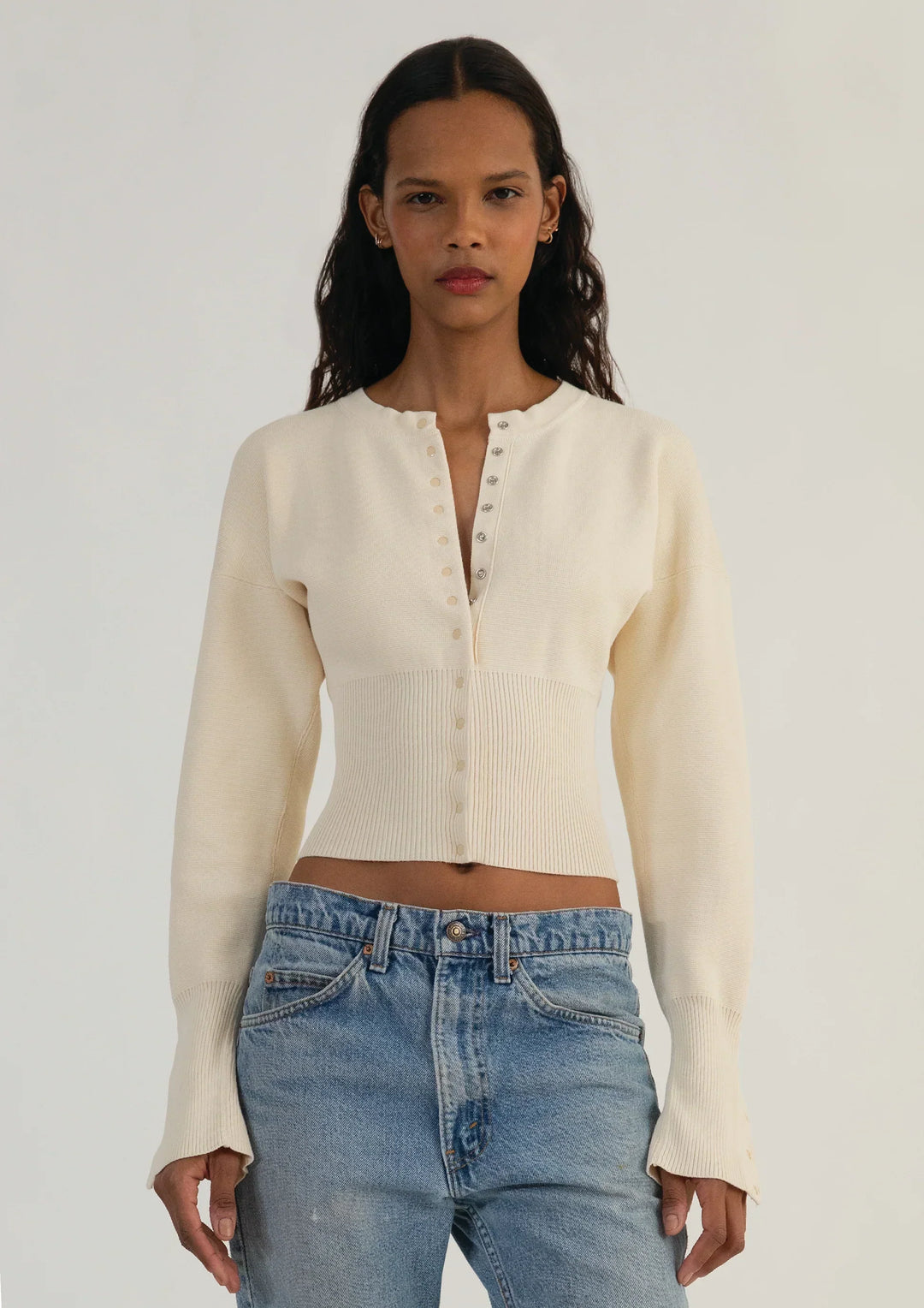 Gerippter, kurzer Damen-Cardigan mit Knöpfen – Figurbetontes Langarm-Strickoberteil